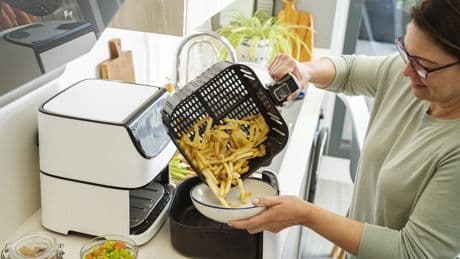 Cosori lanza una &#039;airfryer&#039; de 10,8 litros compacta que prepara 3 platos a la vez