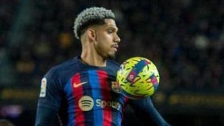 El Barça confirma que será Araujo quien sustituya como capitán a Ter Stegen tras ser cesado por el club