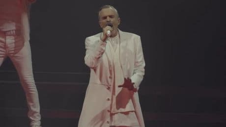 Miguel Bosé regresa a los escenarios revolucionando a todos los fans que le anhelaban