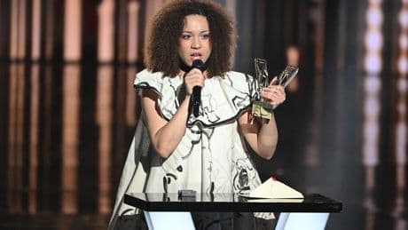 La chanteuse Yoa refuse de partager l’affiche avec Amir : pas d’année blanche pour le signalement de vertu