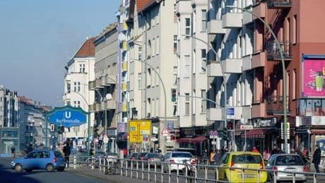 Mit Machete, Messer & Säbel: Brutaler Angriff in Berliner U-Bahnhof