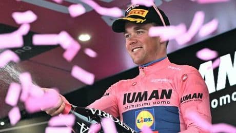 Giro d?Italia 2025, tappa segnata dalla pioggia e dalle cadute: vittoria di Kaden Groves a Napoli