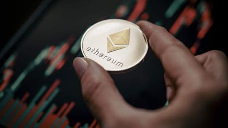 Cryptomunt ethereum pakt record bij 4900 dollar: miljarden stromen naar underdog-beleggers