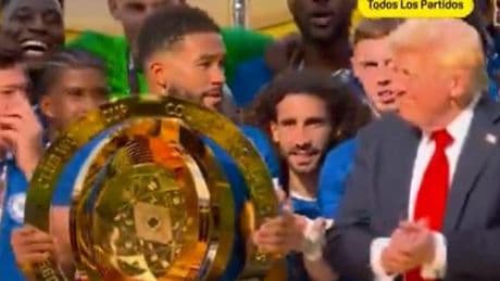 Así fue la cómica entrega del trofeo al Chelsea con Donald Trump como protagonista