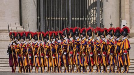 La Guardia Suiza: los enigmáticos soldados del Vaticano que vigilarán el cónclave con preparación antiterrorista