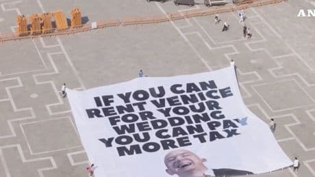 Nozze Bezos a Venezia, maxi-striscione degli attivisti in piazza San Marco