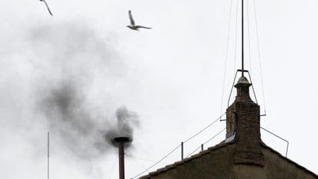 Fumée noire ou fumée blanche : la chimie qui se cache derrière les fumées «colorées» du conclave