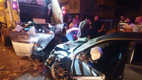 Mersin'de otomobil çöp kamyonuna çarptı, 1 kişi öldü, 4 kişi yaralandı