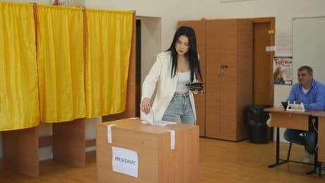 Polls open in Romania for critical presidential election rerun