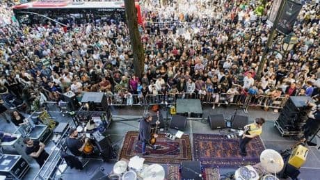 Gorka Urbizu pone música al Euskaraldia en una Gran Vía abarrotada
