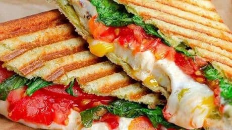 Yaz kahvaltılarına çok yakışacak! Klasik tostlardan uzak: Akdeniz mutfağını tostlarınızı renklendirecek
