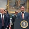 Le catcheur américain Triple H fait son entrée à la Maison Blanche pour faire la promotion d'un programme sportif