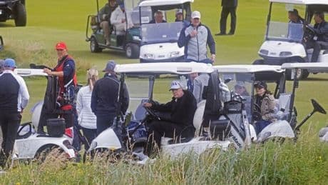 Trump juega al golf en Escocia antes de sus reuniones con Von der Leyen y Starmer