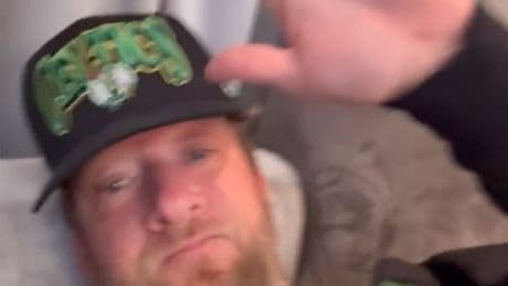 Dave Portnoy surrenders to Knicks fans in middle of embarrassing Game 6 blowout: ‘Hand up’