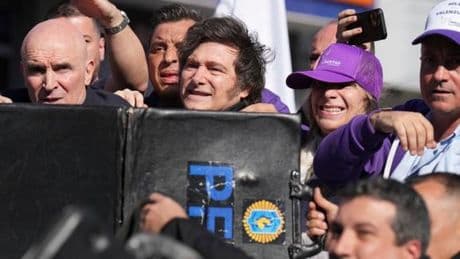 Argentine : le président Javier Milei visé par des projectiles lors d’une manifestation à Buenos Aires