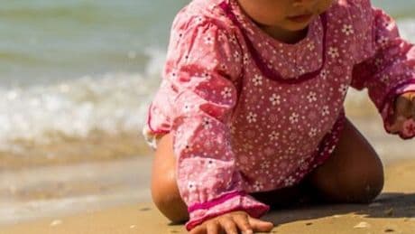 Neonata lasciata per ore in spiaggia sotto il sole a Jesolo, un medico in vacanza la vede e la salva