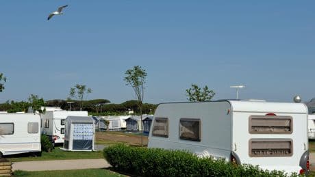 Los españoles, cada vez más pobres: dejan de veranear en hoteles y se pasan al camping