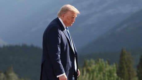 Trump in crisi, bocciato dai sondaggi: in un mese persi 10 punti. Dall'immigrazione ai fallimenti diplomatici, il tycoon in difficoltà