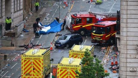 Royaume-Uni: une voiture fonce sur la foule à Liverpool et fait plusieurs blessés