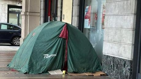 Savona e il camping sotto i portici: “Clochard e bivacchi, siamo stufi”