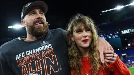 Tout savoir sur la relation entre Taylor Swift et Travis Kelce, les fiancés les plus populaires du monde