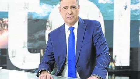 La emotiva despedida de Juan Carlos Etxeberria al frente de su último informativo en ETB2: «Gracias por su confianza»
