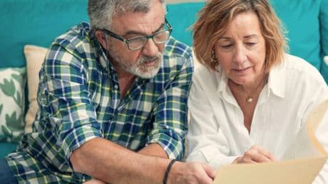La edad, una losa en la sanidad privada: “Pagas toda vida y cuando lo necesitas, te echan”