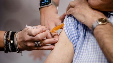 Nederland loopt achter met vaccineren. Zorgvuldig of kortzichtig?