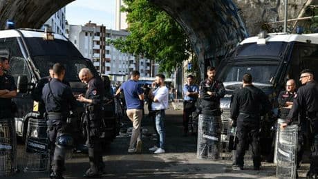 Leoncavallo, sgombero dello storico centro sociale milanese al via: Salvini: «Decenni di illegalità»