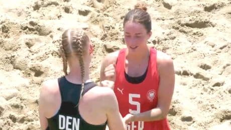Kuriose Szene bei Beachhandball-EM - Darum spielt unsere Kapitänin hier Schnick-Schnack-Schnuck