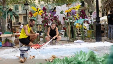 Japoneses, italianos y franceses ayudan a montar las fiestas de Gràcia