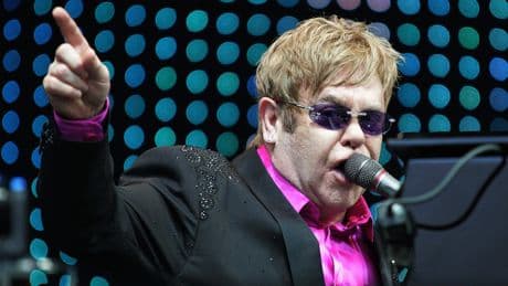 Niet alleen de Beckhams kloppen bij hem aan; engelbewaarder Elton John (78) waakt over de sterren