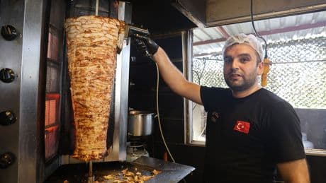 Hatay'ın kavurucu sıcağında alın teri döken döner ustalarının yevmiyesi belli oldu