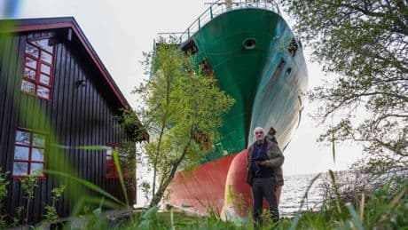 Containerschiff in Norwegen läuft auf Grund – direkt vor Wohnhaus