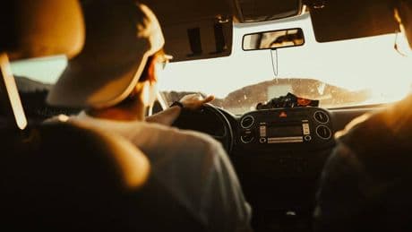 Occhio agli oggetti rimasti in auto sotto il sole: ecco quali possono provocare incendi