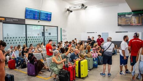 Renfe restablece la circulación de trenes entre Galicia y Madrid interrumpida por los incendios