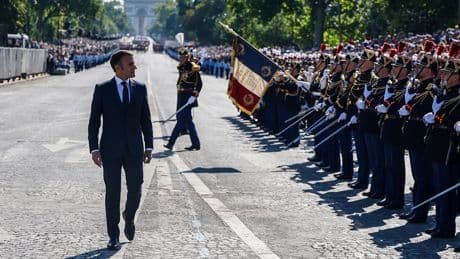 Face aux armées, les ambitions de défense d'Emmanuel Macron et des dépenses sans compter