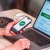 Annonces mensongères sur Booking, faux guides de voyage... Comment l'IA booste les arnaques touristiques