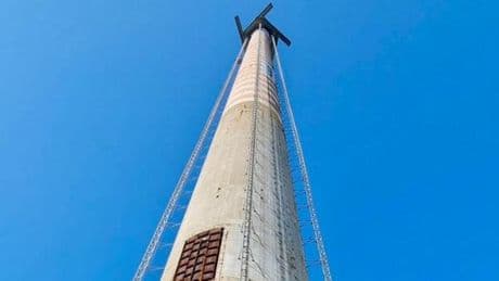 Ciminiera dell’ex centrale Enel alla Spezia, iniziata la demolizione. Peracchini: “Giornata storica” | Foto