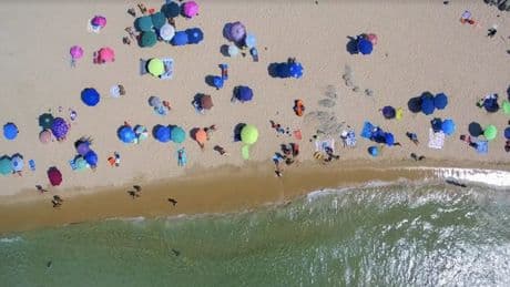 Una sombrilla y dos tumbonas por 95 euros el día: los turistas italianos huyen de sus carísimas playas privadas