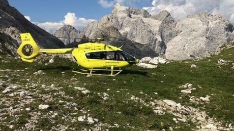 Papà scivola durante l'escursione, il figlio  prova a trattenerlo ma precipitano entrambi: morti davanti all'altro fratello