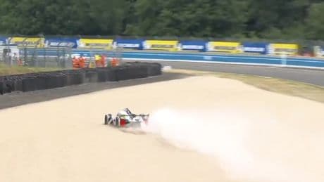 24 heures du Mans : sortie de piste, capot arrière arraché... En vidéo, une Peugeot se fait peur