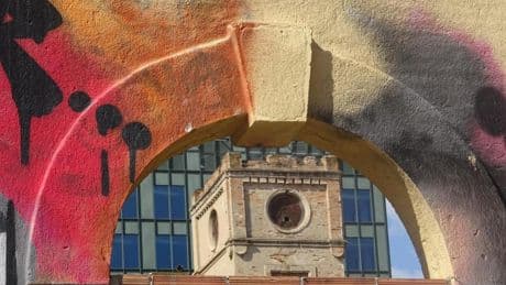 El eterno tiempo de espera para la restauración de la torre del reloj de Can Ricart