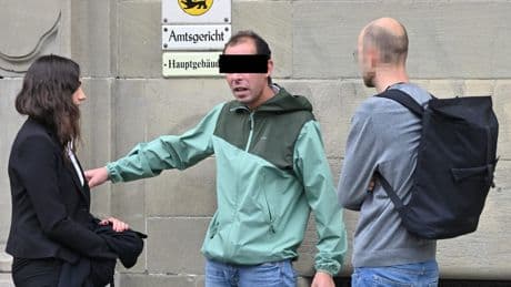 Mit 3,6 Promille auf der Anklagebank - Angeklagter betrinkt sich schon wieder vor Gericht