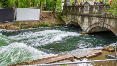 Ermittlungen nach tödlichem Surfer-Unfall: Wasser im Eisbach soll am Mittwoch abgelassen werden
