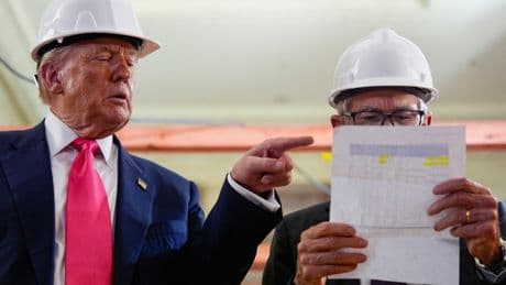 Casque de chantier, désaccord sur les chiffres... La drôle de visite de Donald Trump auprès du patron décrié de la Fed