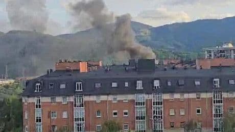 Arden varios contenedores en Txurdinaga