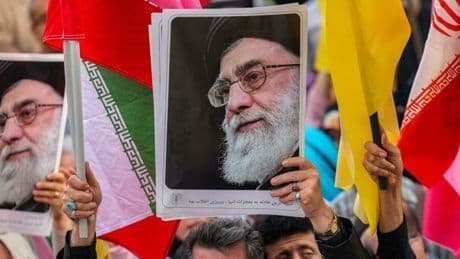 Iran, il regime degli Ayatollah potrebbe cadere? Khamenei nel mirino (e perché Trump vuole salvarlo) e l'erede dello Scià pronto a tornare