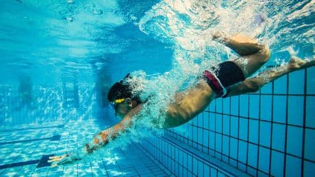 Ganz ohne Hilfsmittel: So lernt Ihr Kind sicher schwimmen