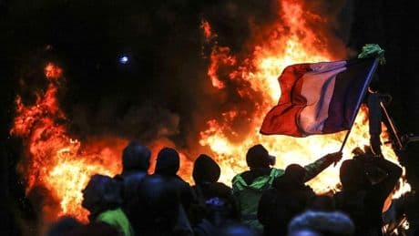 Francia se asoma al precipicio social y económico